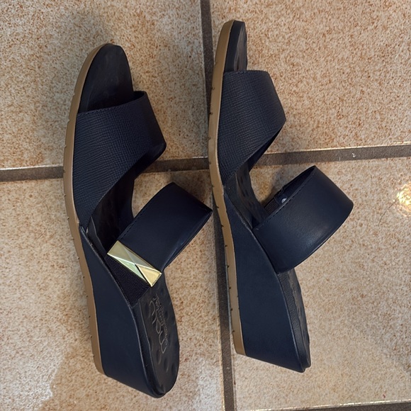 Black Minimalist Slip-On Sandals - Picture 4 of 4